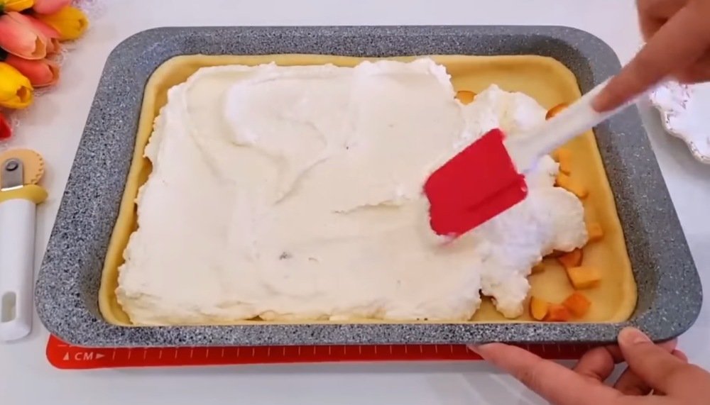 творожный пирог с персиками