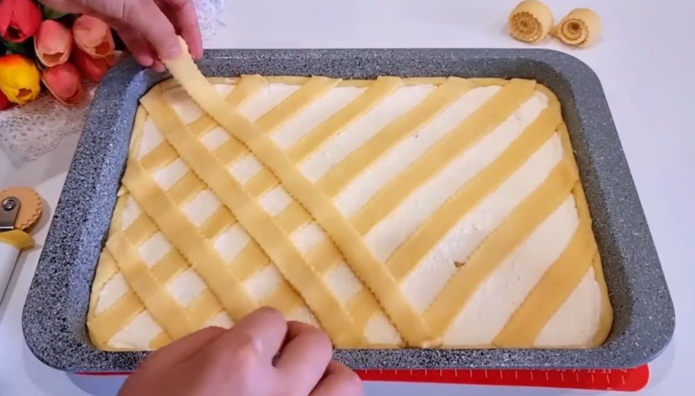 творожный пирог с персиками