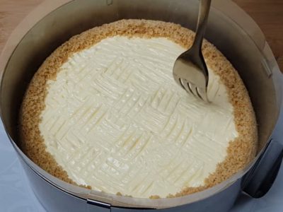 Творожный торт без выпечки с печеньем