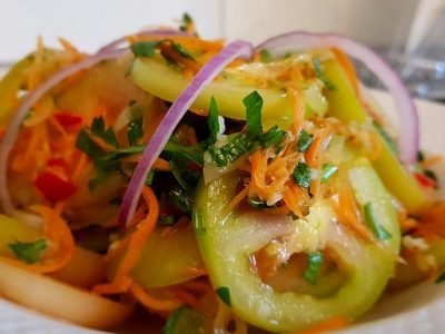 Тушеные зеленые помидоры с перцем