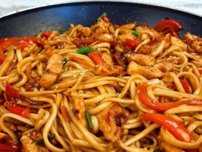 Удон с курицей и овощами в соевом соусе