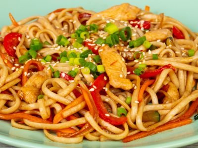 Удон с курицей и овощами