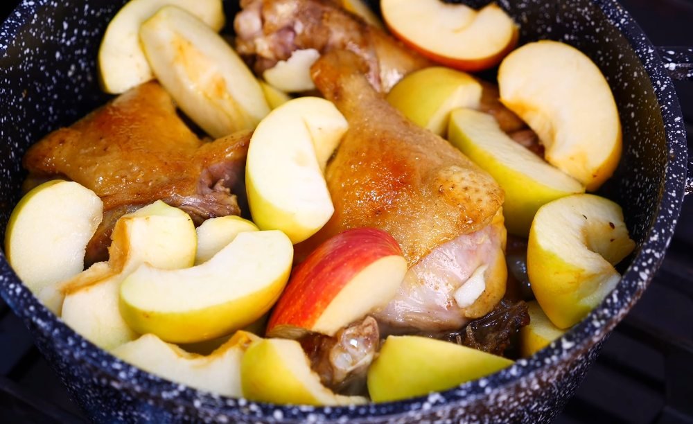 утка с яблоками