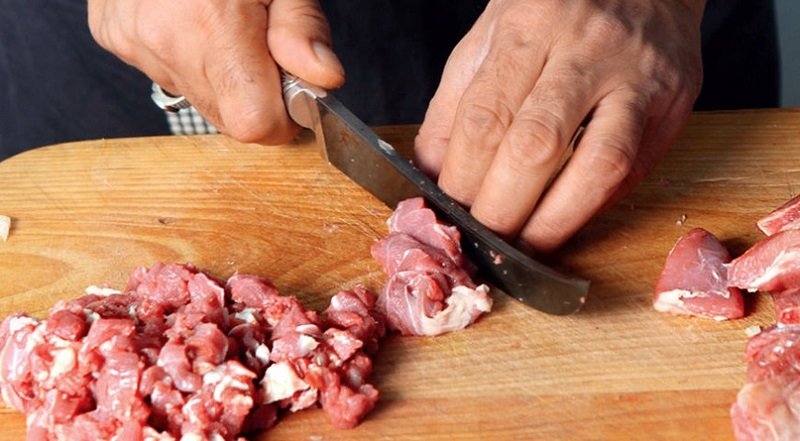 нарезать баранину