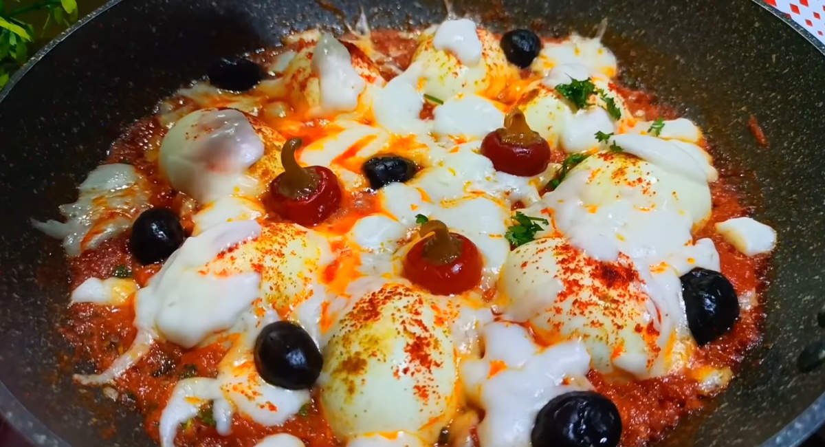 тушенные в соусе яйца