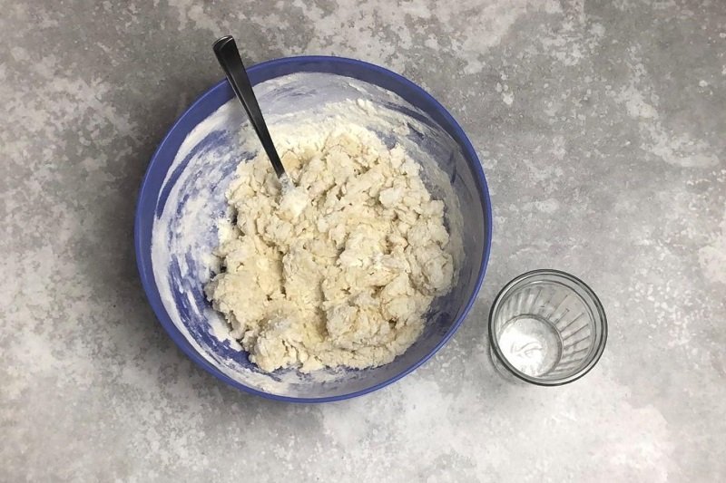 вливание воды в тесто