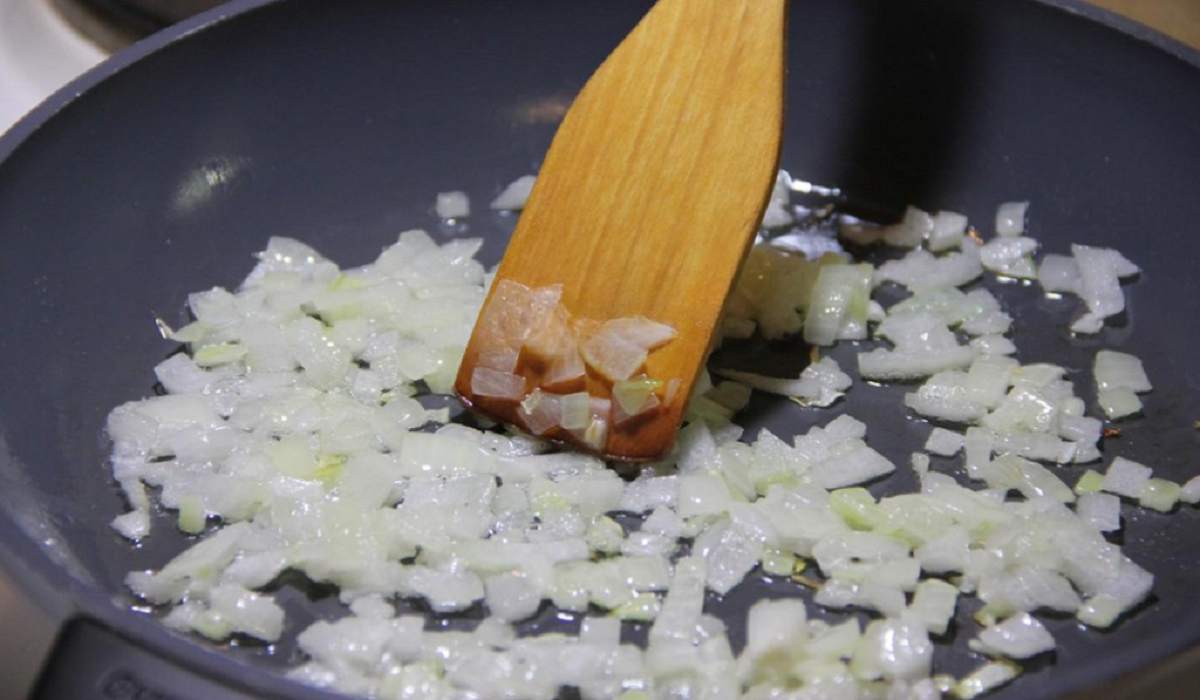 лук на сковороде