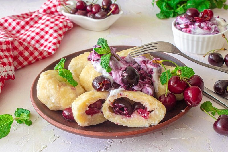 подача вареников с вишней