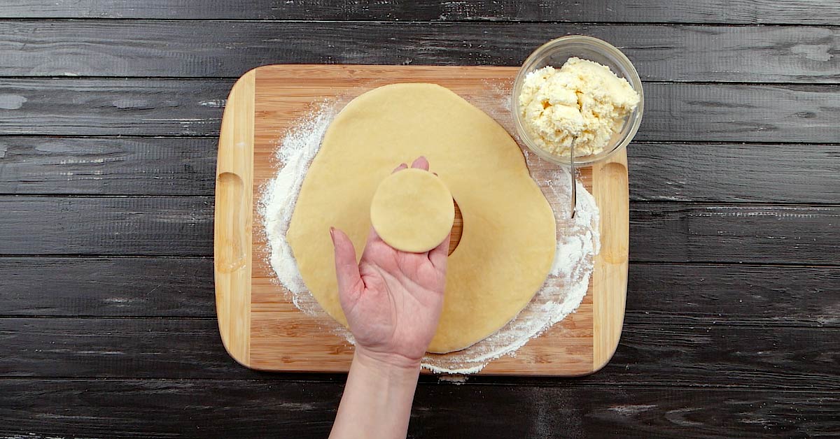 вырезанный из теста кружочек