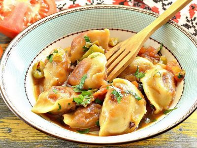 Вареники, тушенные с овощами