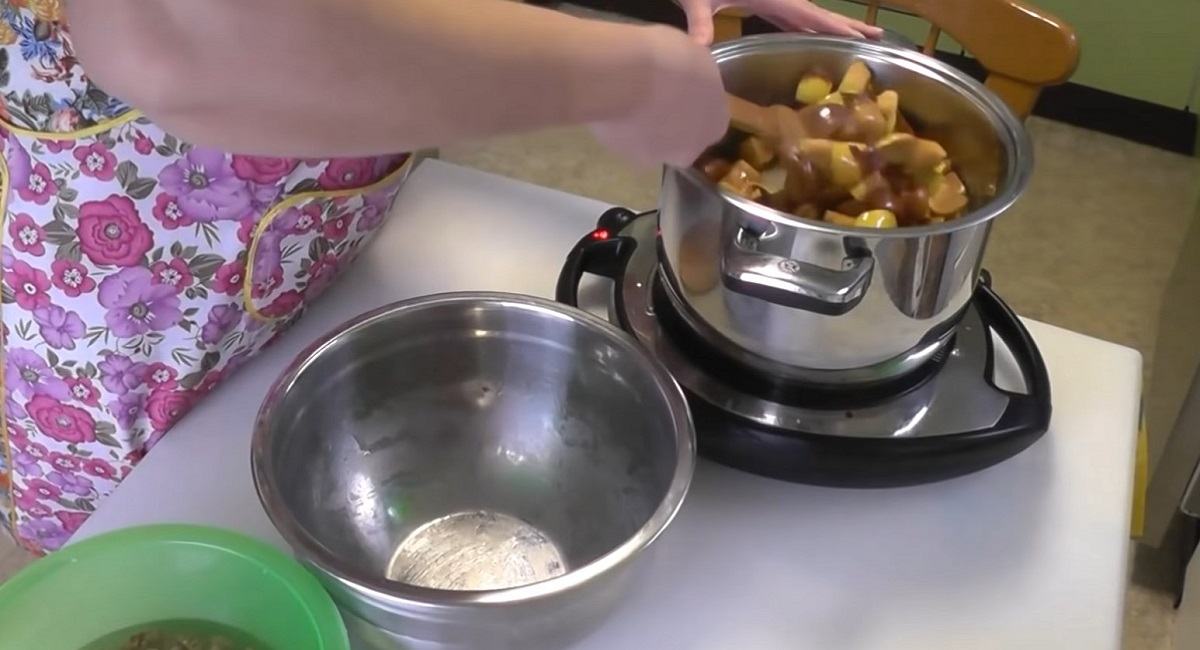 айва в кастрюле