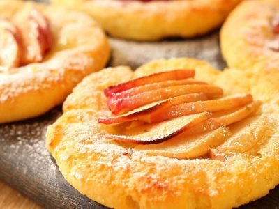 Творожные ватрушки с яблоками