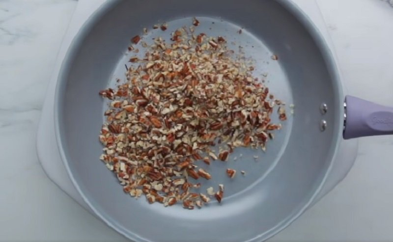 орехи на сковороде