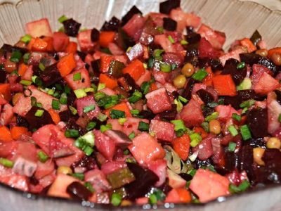 Салат «Винегрет» с селедкой, зеленым луком и капустой