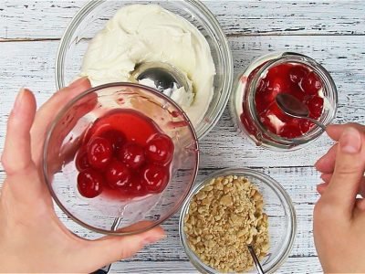 Вишневый десерт в банке