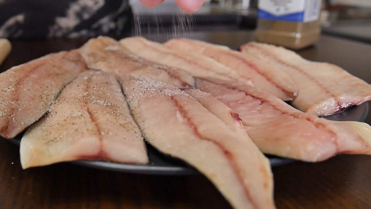 рыба с солью, сахаром и перцем