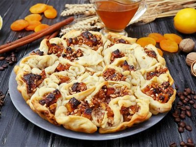 Восточный пирог с курагой