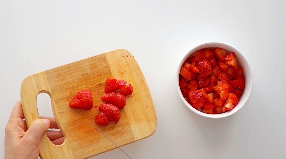 шарлотка с клубникой