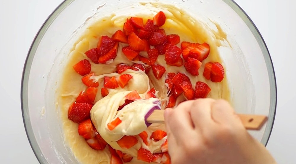 шарлотка с клубникой