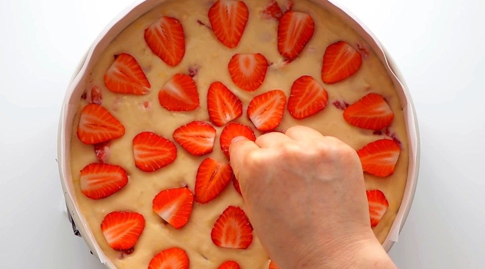 шарлотка с клубникой