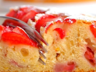 Воздушная шарлотка с клубникой по бабушкиному рецепту