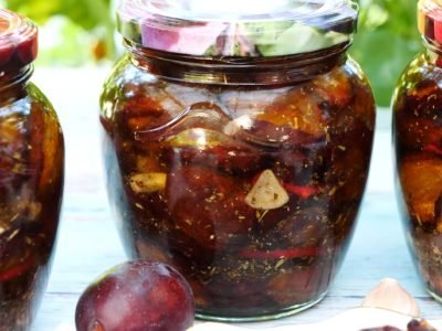 Вяленые сливы с перцем и чесноком