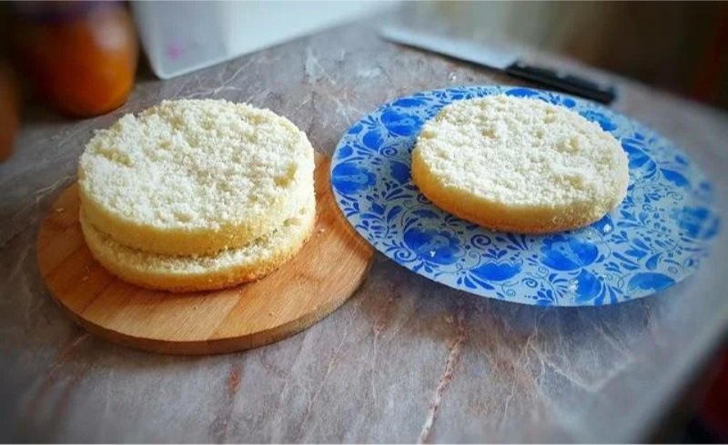разрезать высокий бисквит