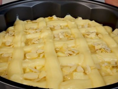 Яблочная шарлотка с заварным кремом: польский рецепт