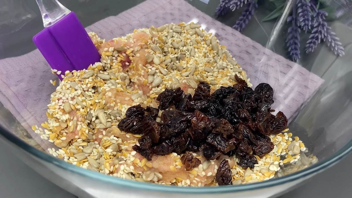 добавление яблока и изюма