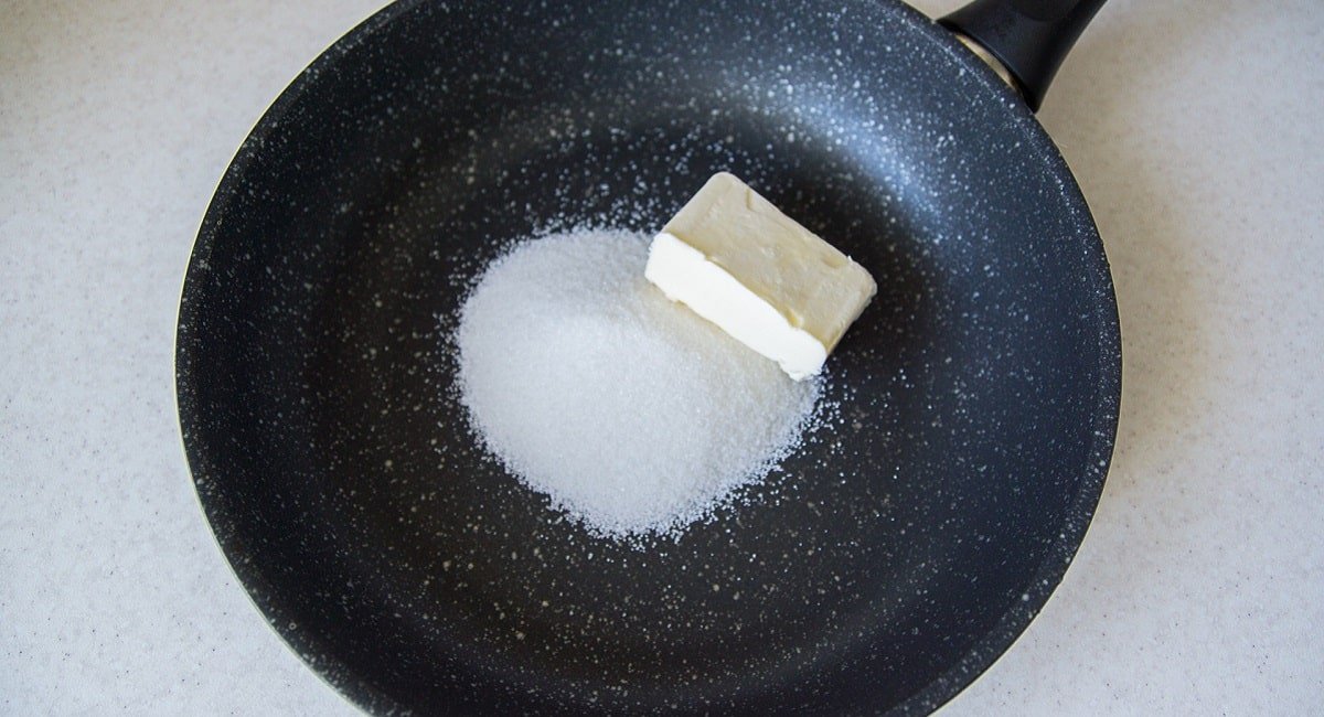 масло с сахаром на сковороде