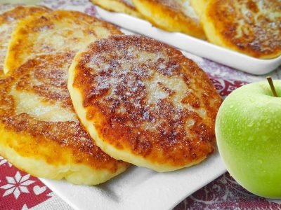 Яблочные сырники на сковороде