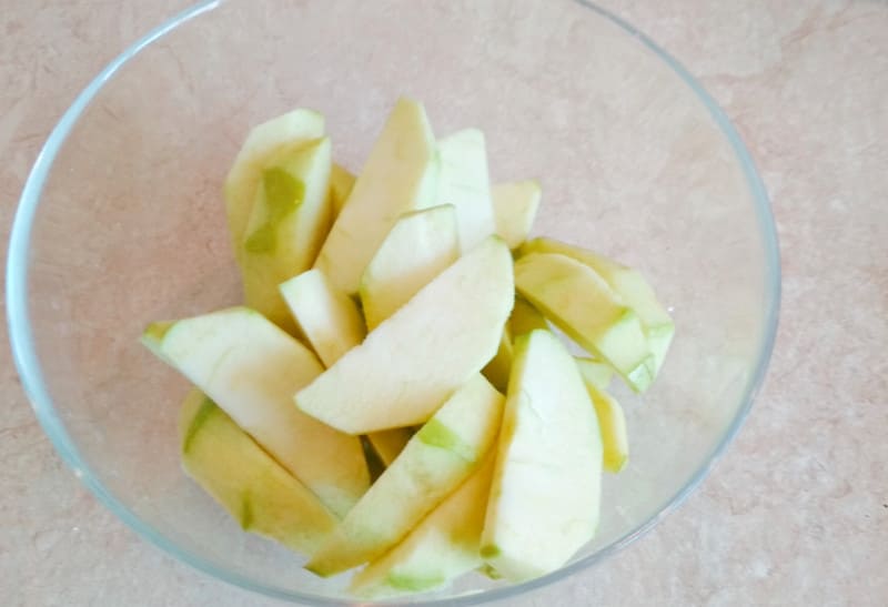 нарезанные яблоки