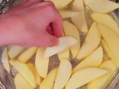 Яблочный пирог с корицей