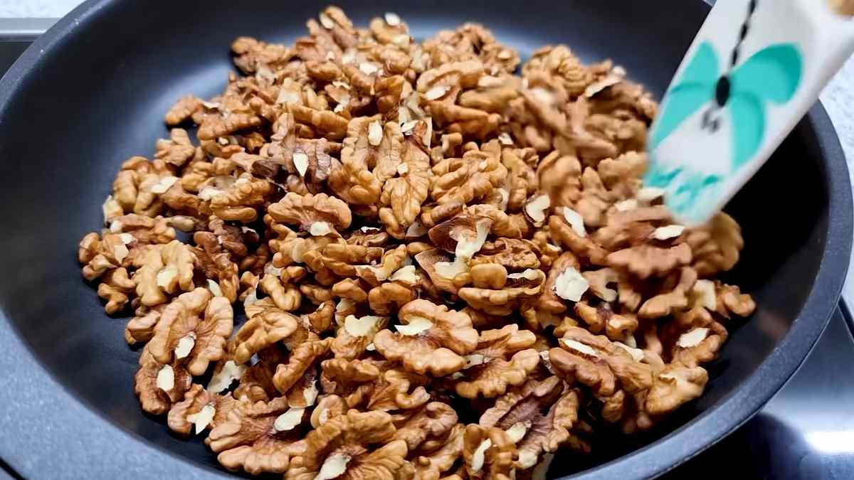 орехи на сковороде