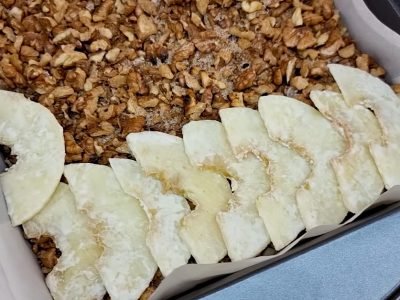 Яблочный пирог с орехами и сухофруктами