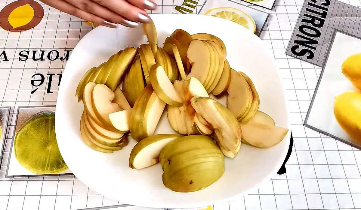 нарезанные яблоки