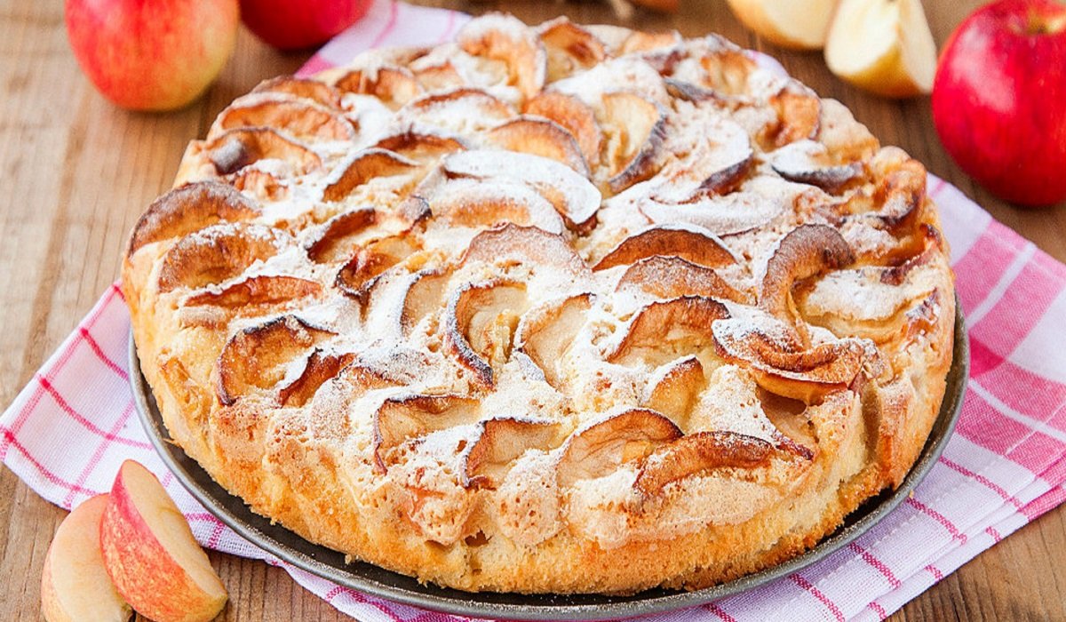 яблучний пиріг зі сметанною заливкою