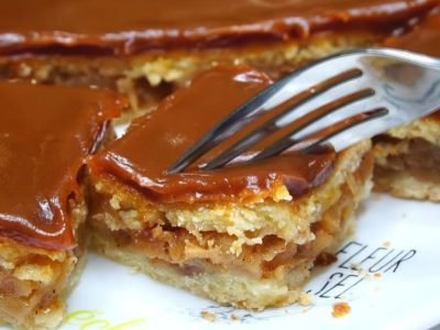 Яблочный пляцек на кефире с шоколадной глазурью