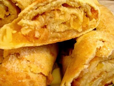 Яблочный рулет из песочного теста
