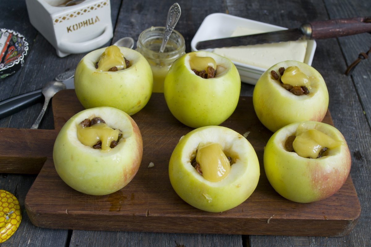 яблоки с орехами в духовке