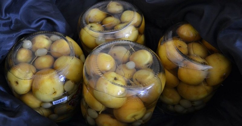 готовые яблоки с виноградоми