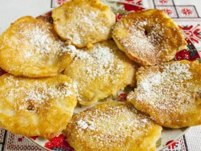 Яблоки в кляре на кефире