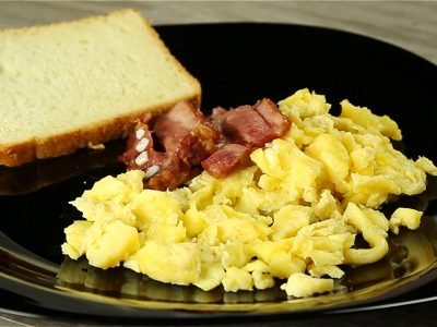 Яичница с беконом в микроволновке