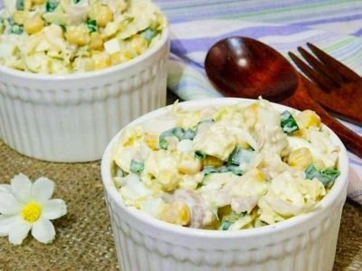 Пасхальный яичный салат с кукурузой и курицей