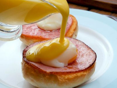 Яйца Бенедикт на завтрак