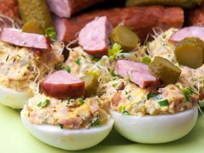 Яйца, фаршированные колбасой