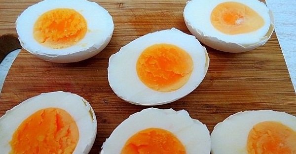 яйца, жаренные в скорлупе