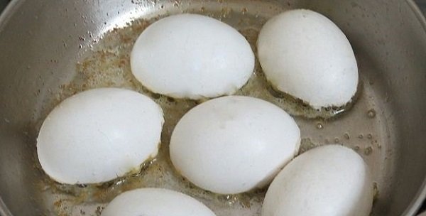 яйца, жаренные в скорлупе