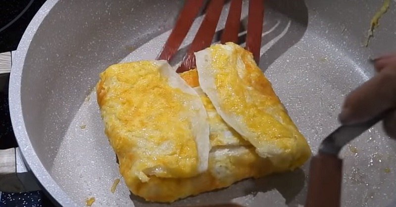 Яйцо в лаваше с сыром на сковороде рецепт с фото