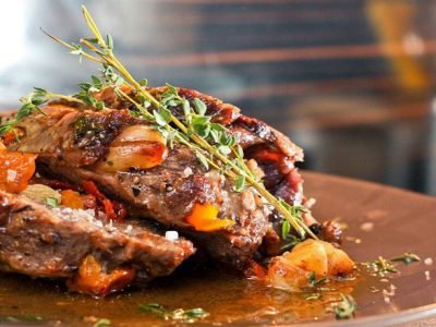 Язык, запеченный с овощами